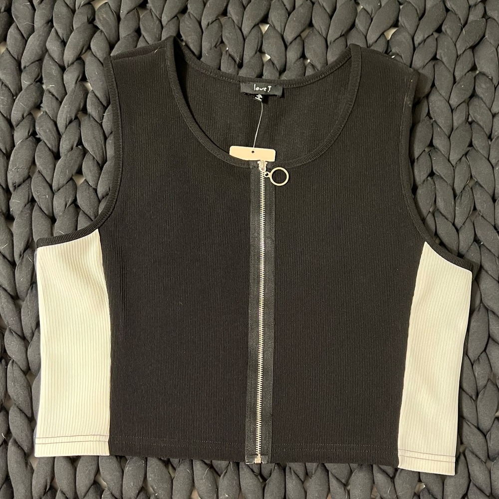 Black and white cropped top